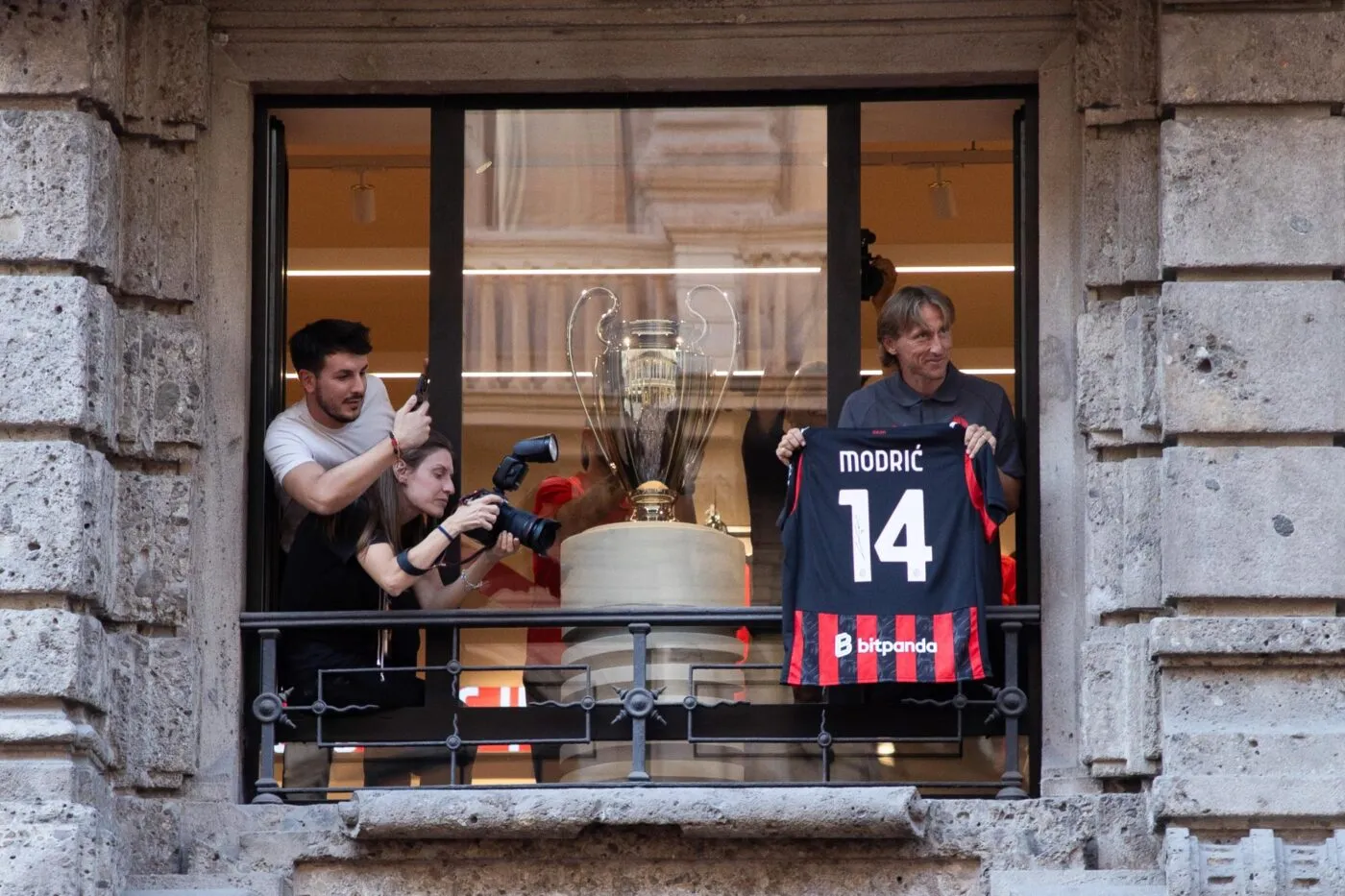 Un Ballon d'or accueilli en héros à Milan