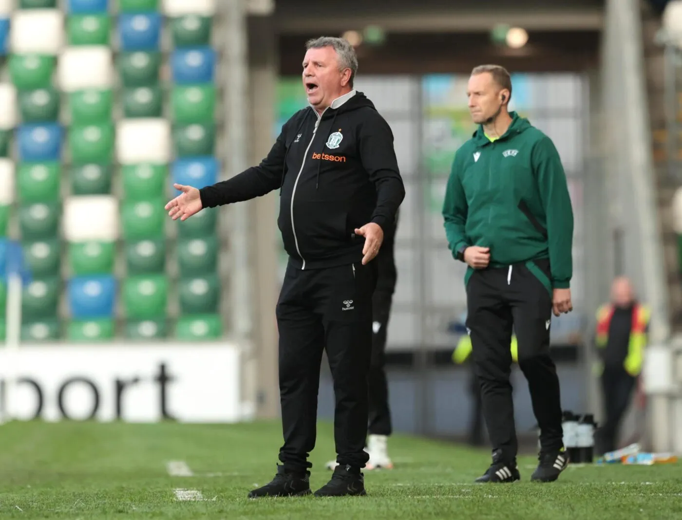 Lituanie : ils demandent le départ de leur coach en lançant des valises