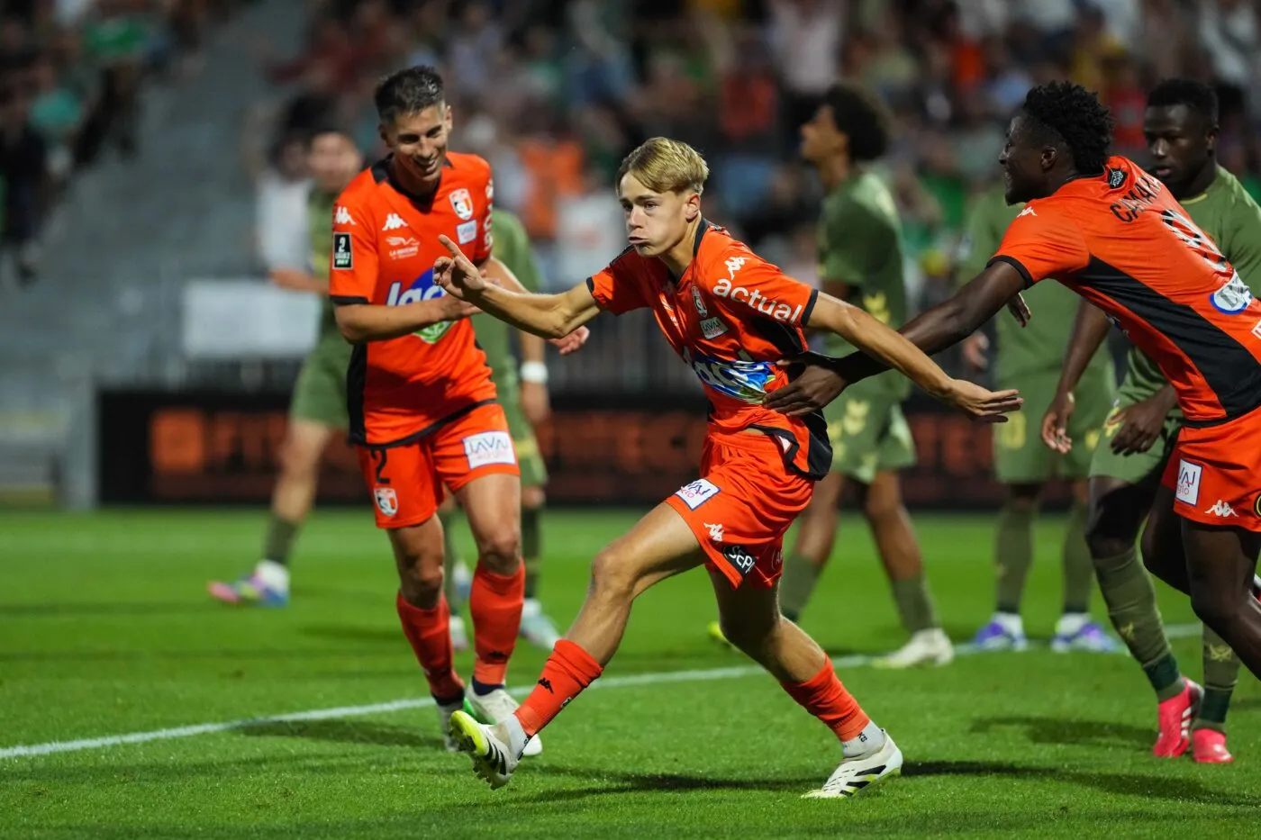 Ligue 2 : Pau premier leader de la saison, belle bagarre entre Laval et Sainté