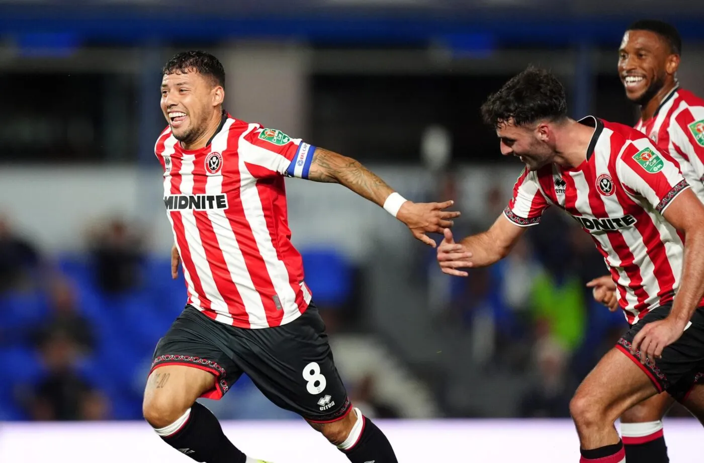 Un somptueux lob du milieu de terrain en Carabao Cup