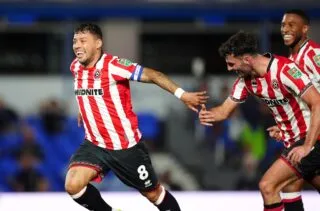 Un somptueux lob du milieu de terrain en Carabao Cup