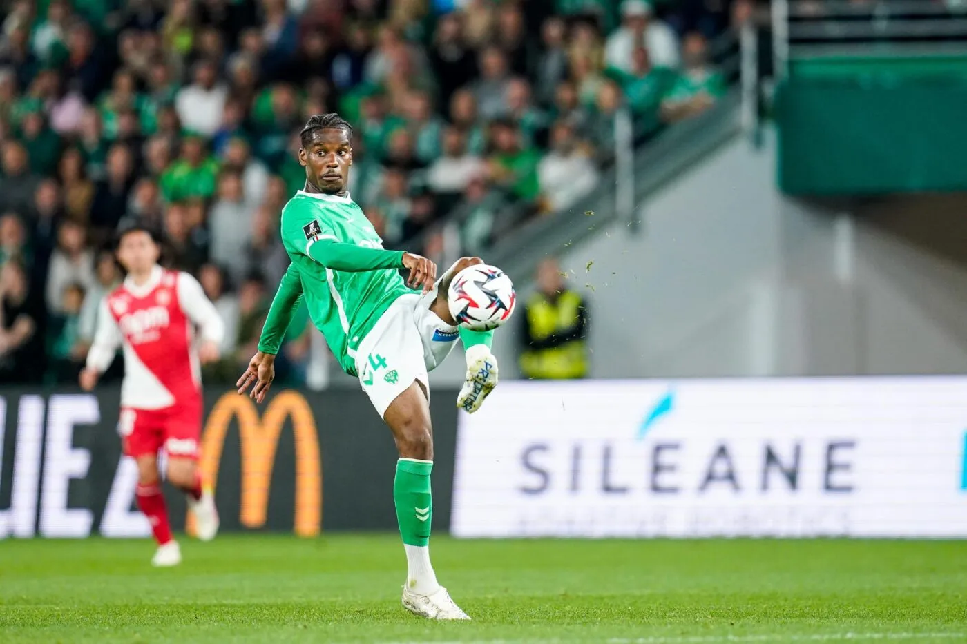 Saint-Étienne lève l'option d'achat de Pierre Ekwah, qui ne veut pas jouer en Ligue 2