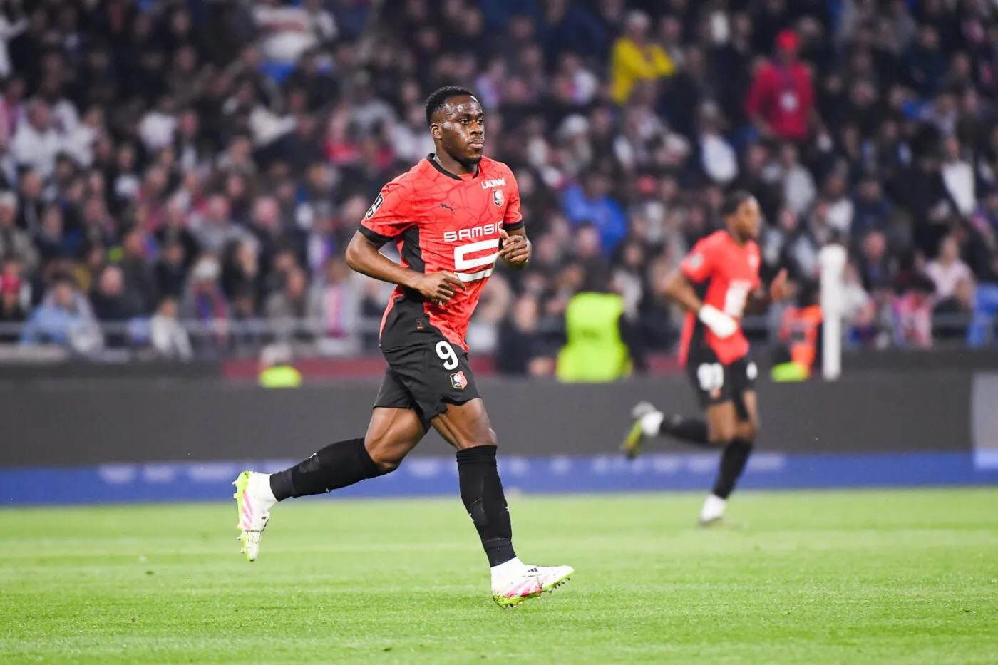 Arnaud Kalimuendo file en Premier League