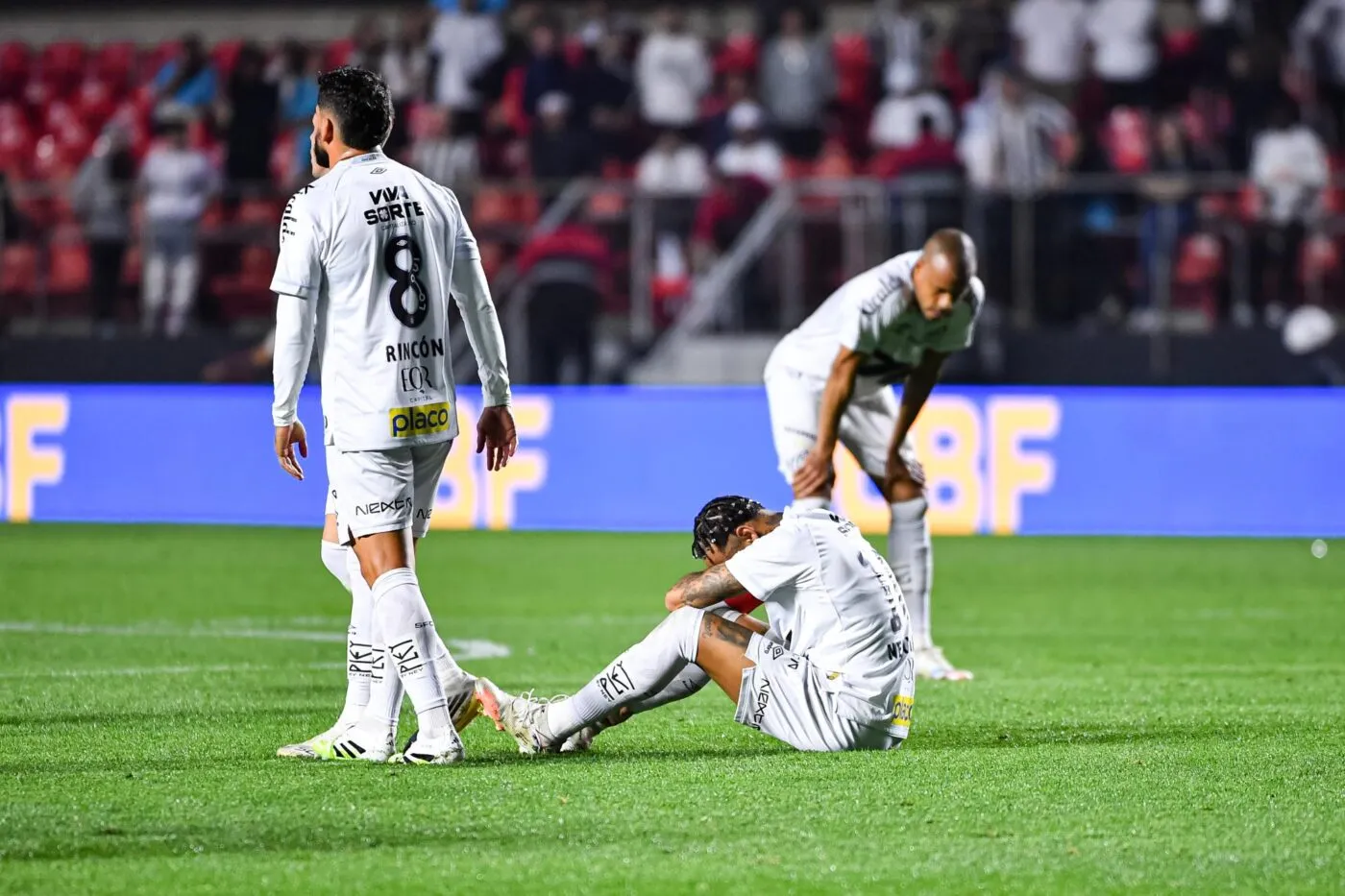 Neymar réconforté par son fils après l’humiliation subie par Santos