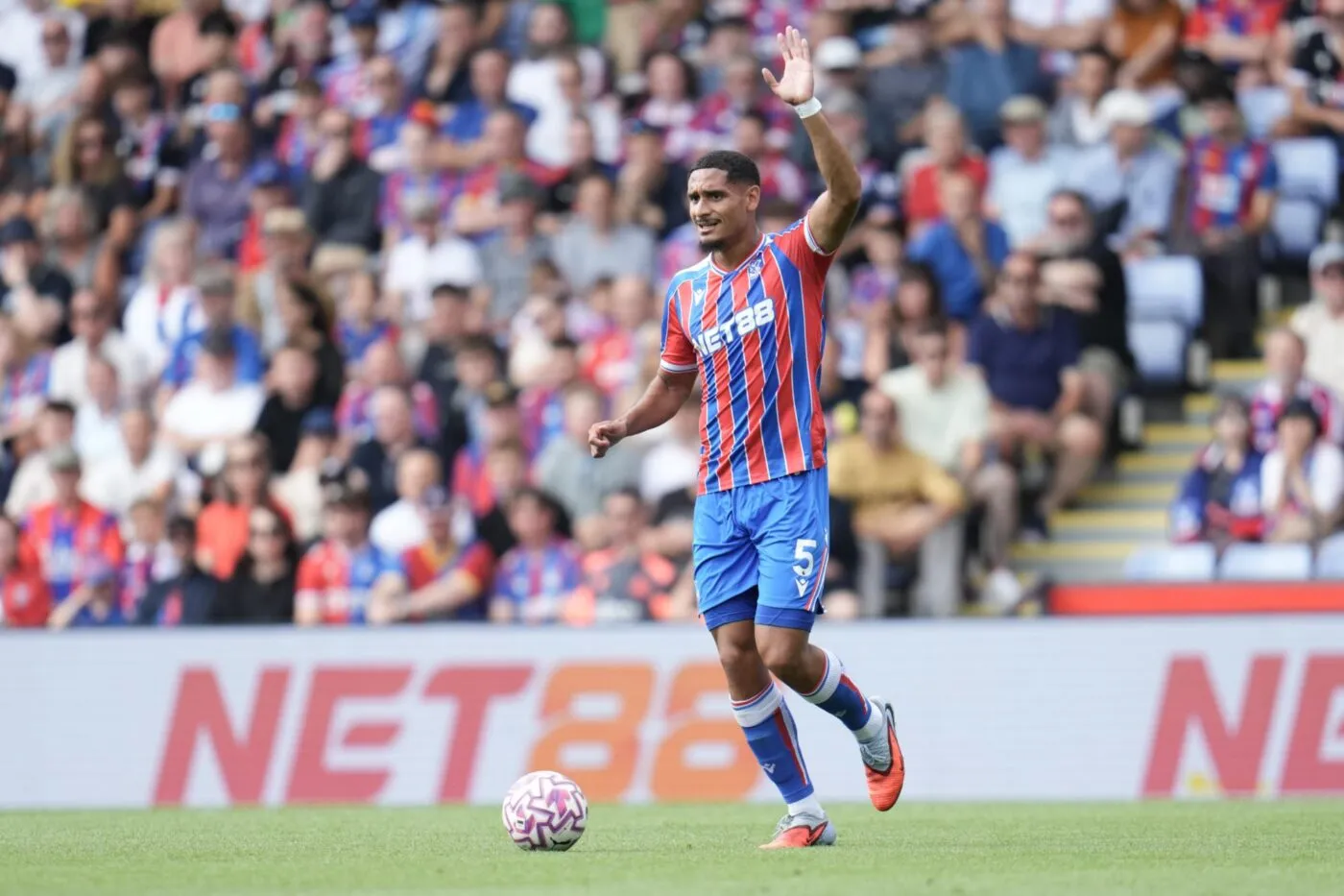 Maxence Lacroix paye sa tournée à 800 supporters de Crystal Palace