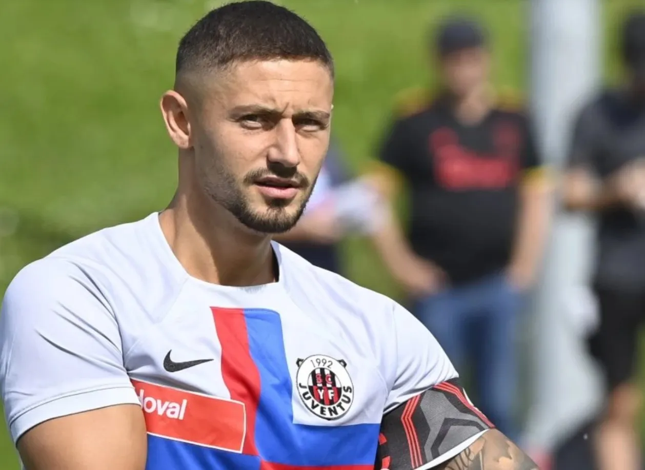 Kamoulox : le club suisse de la Juventus joue avec le maillot du Barça