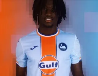 Pourquoi le nouveau maillot de Swansea sent l'huile de moteur