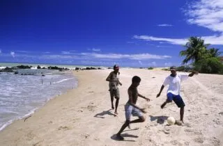Comment bien jouer au foot sur la plage avec les gosses