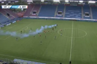 Un spectateur s'introduit sur la pelouse d'un match à huis clos en Norvège