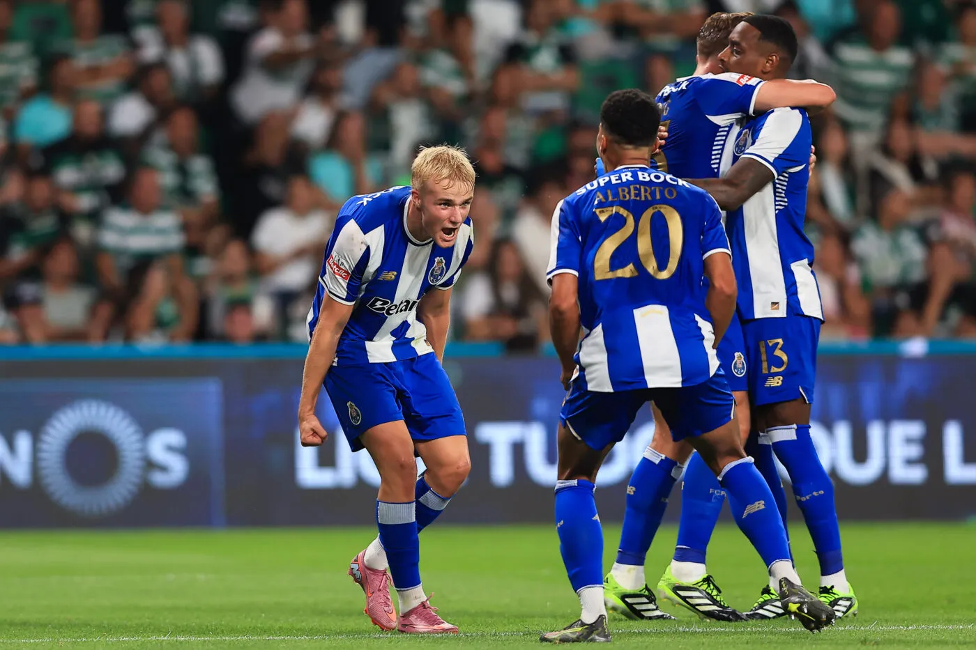Porto s’impose face au Sporting et prend seul la tête