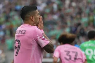 Tiens, Luis Suárez se met à cracher