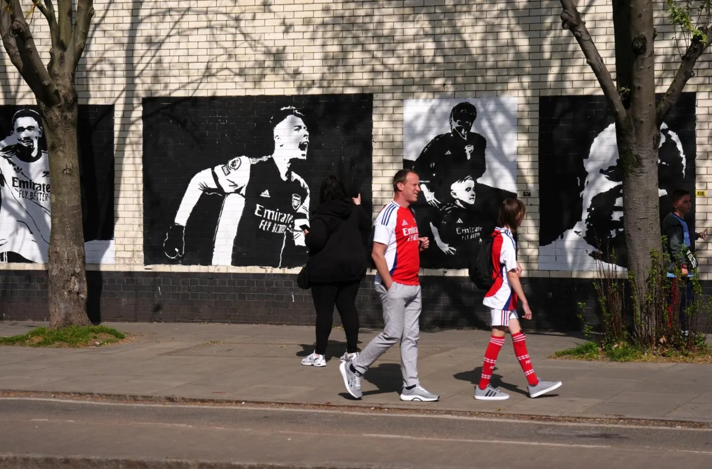 Après avoir échappé à la mort au Malawi, il devient l’artiste de rue emblématique d’Arsenal