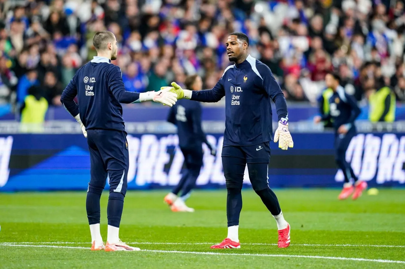 Chevalier ou Maignan : qui doit être numéro 1 en équipe de France ?