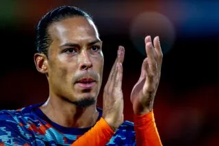 Virgil van Dijk inaugure une tribune à son nom