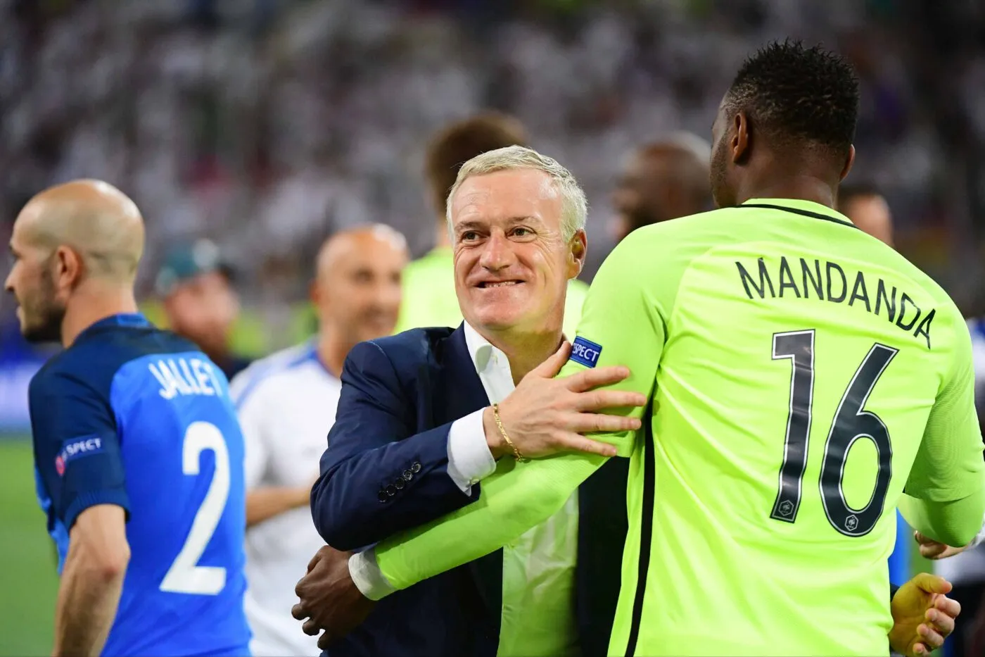 «<span style="font-size:50%">&nbsp;</span>Un vrai leader » : Deschamps réagit à la retraite de Mandanda