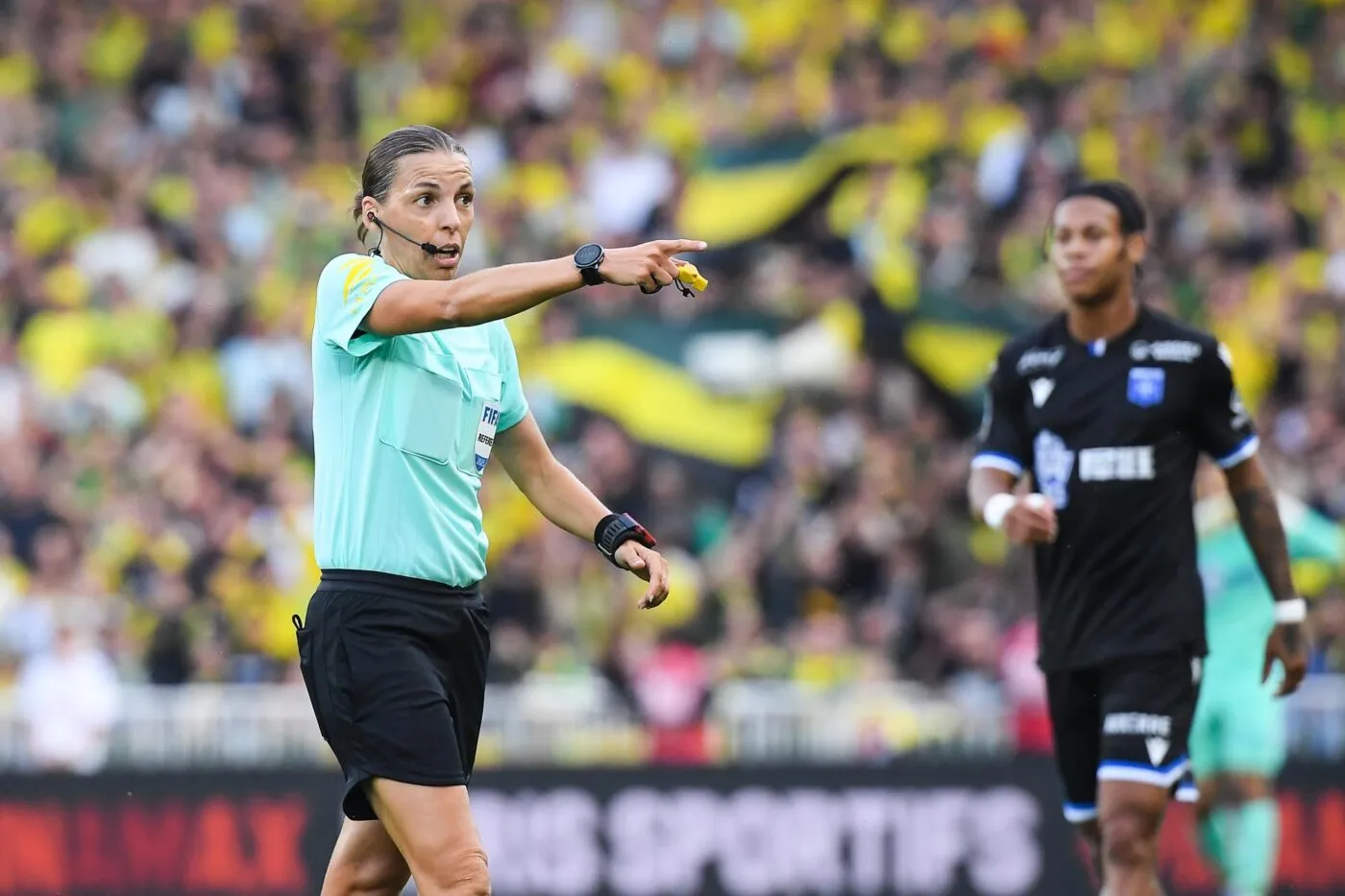 Stéphanie Frappart : une glissade et des brimades