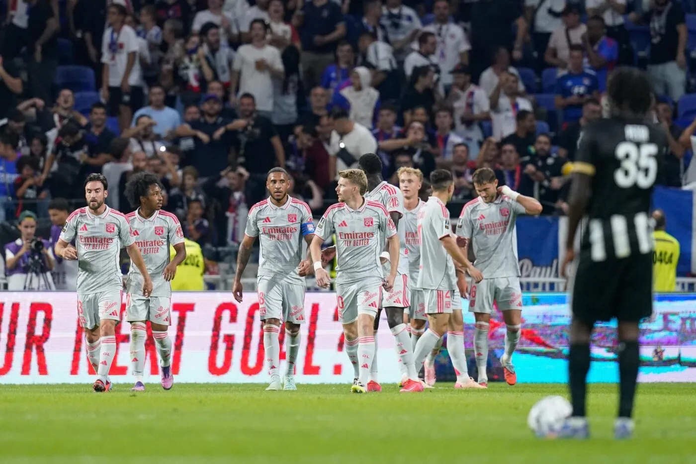 Lyon attend une heure avant d’éteindre Angers
