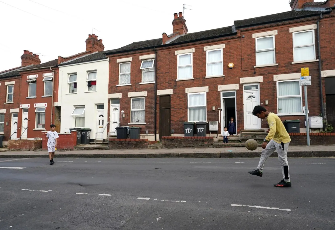 Italie : des enfants jouent au foot dans la rue, la police verbalise leurs parents