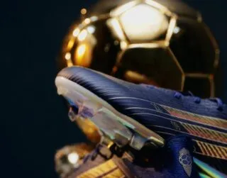 adidas célèbre le Ballon d'Or de Dembélé en grandes pompes (vous l'avez?)