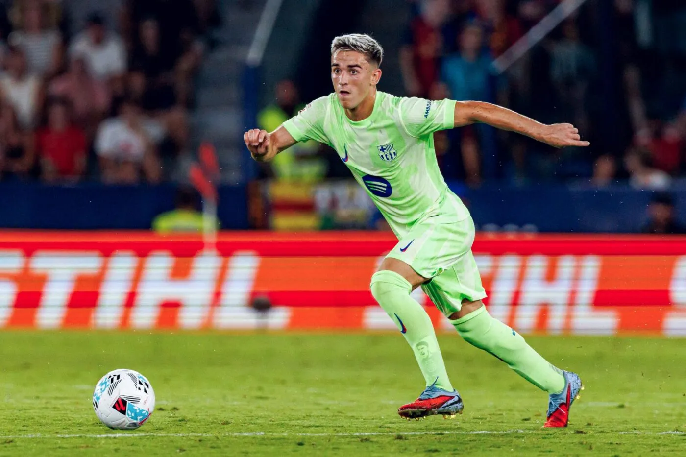 Gavi opéré du genou et forfait plusieurs mois