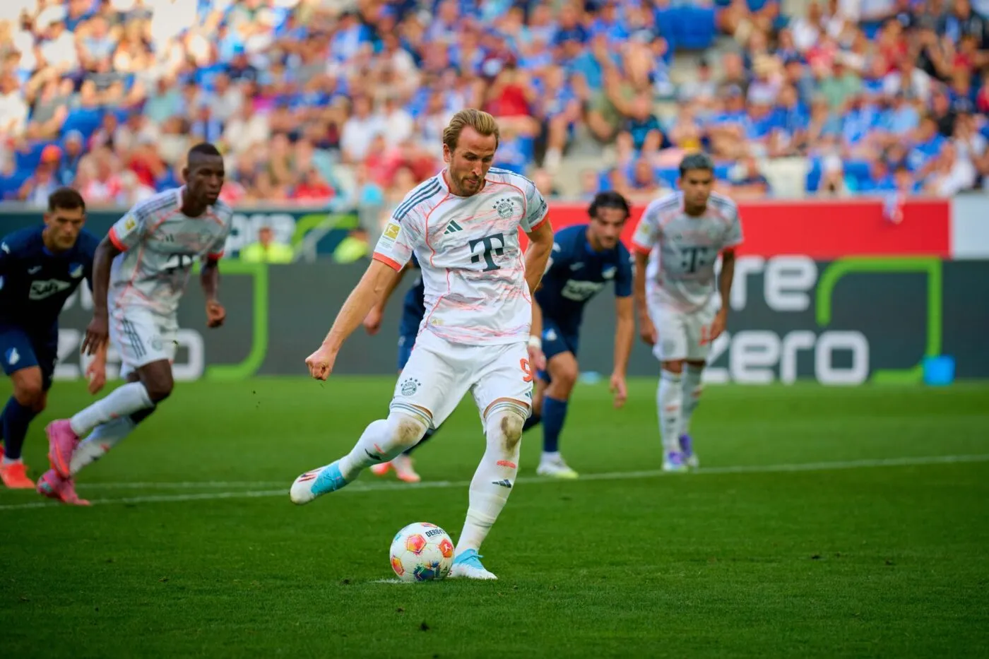 Thomas Frank brosse Harry Kane dans le sens du poil