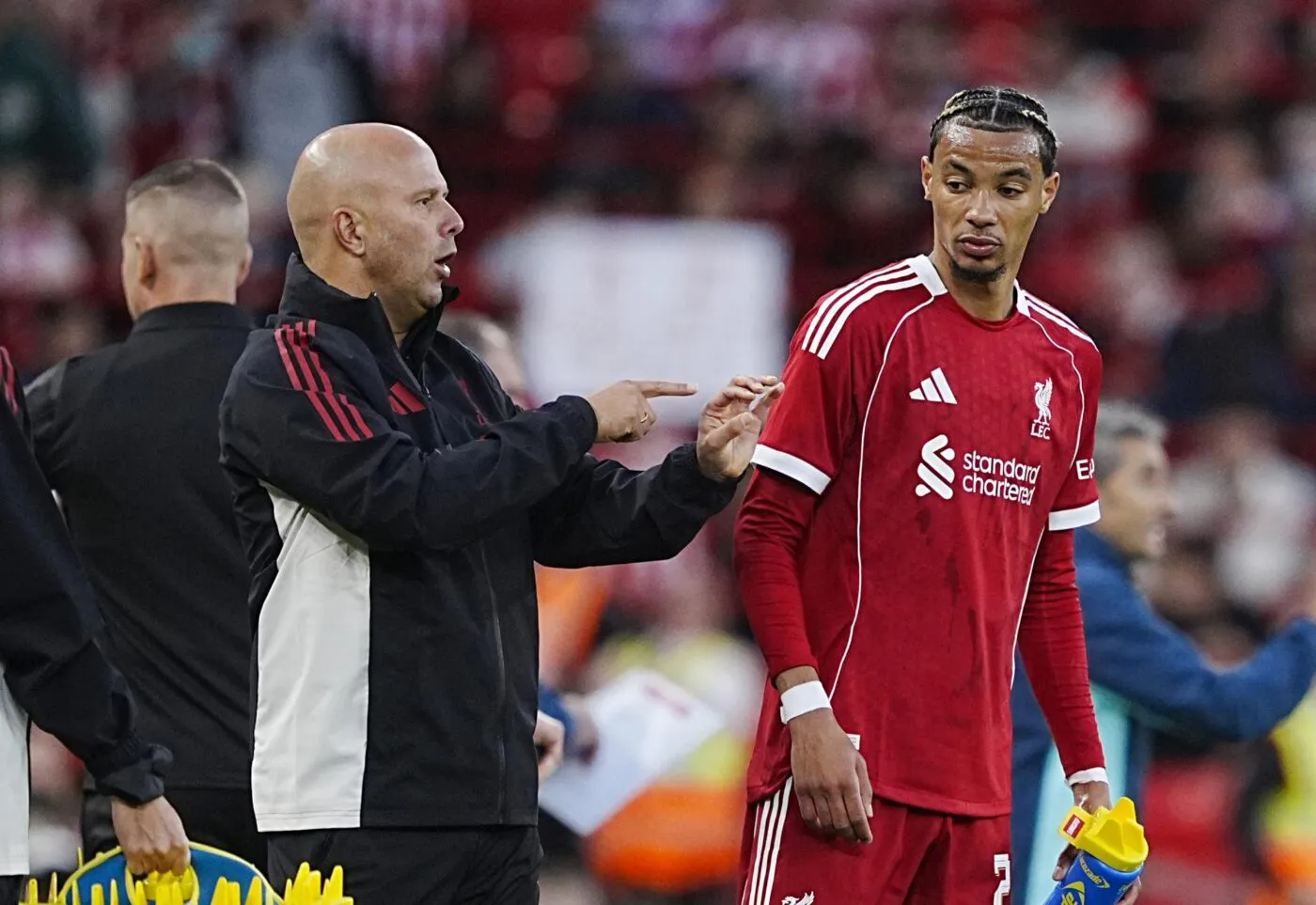 Arne Slot dément l’existence d’une sanction financière contre Hugo Ekitike