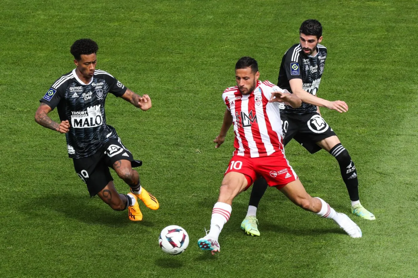 L’AC Ajaccio écrit à la FIFA pour rapporter l&rsquo;escroquerie de Youcef Belaïli