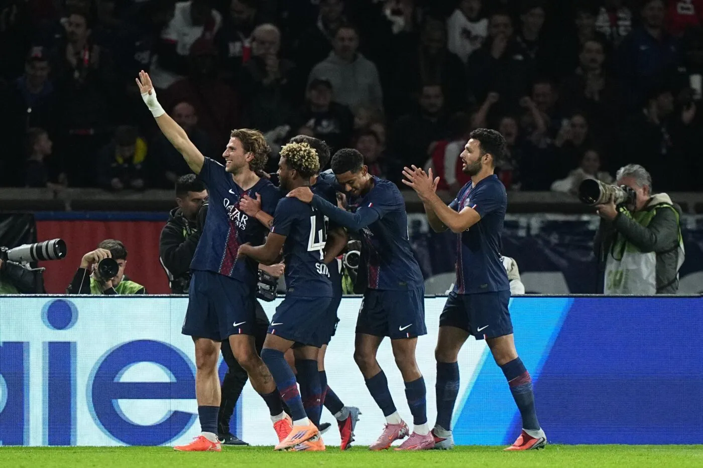 Le PSG surclasse Auxerre, mais remplit son infirmerie avant Barcelone