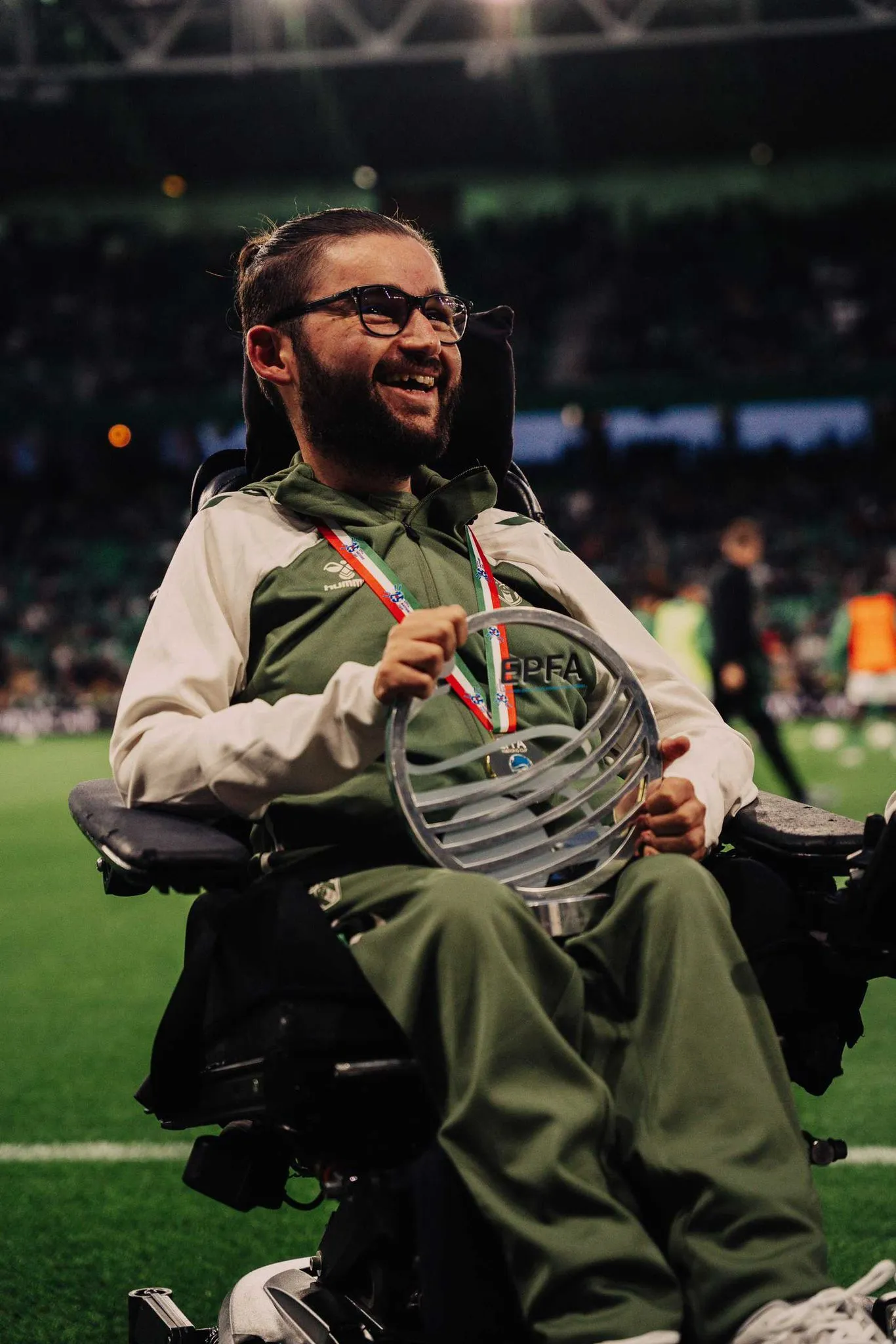 Jonathan Detrier qui a célébré hier son titre devant son public avant le match de l’ASSE face à Guingamp en L2.<br />Crédit photo : ASSE