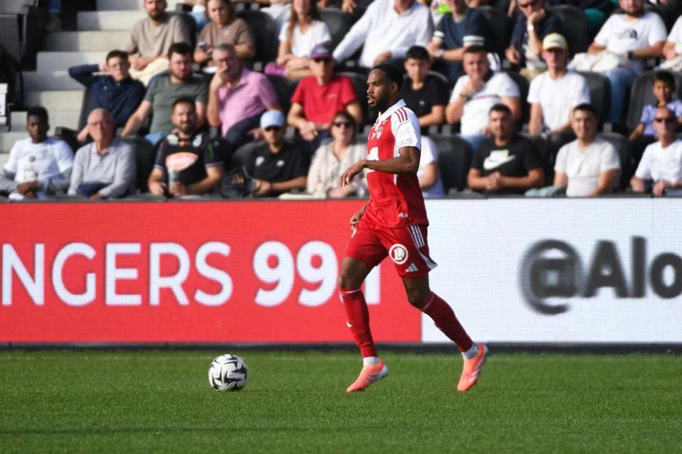 Buteur face à Angers, Labeau-Lascary termine à l’hôpital