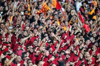 Les fans de Galatasaray agitent la nuit des joueurs de Liverpool