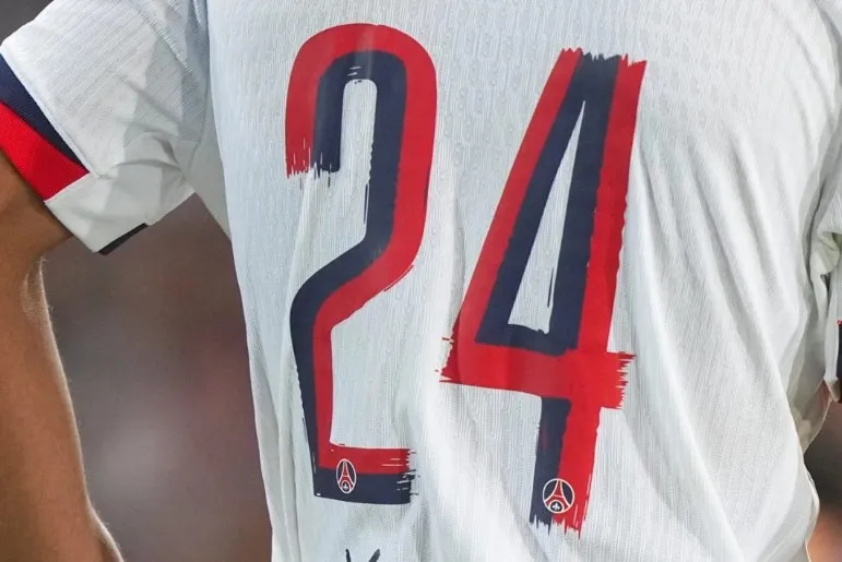 Les maillots de PSG – Barça vendus aux enchères pour la fondation Xana