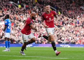 Manchester United se remet la tête à l'endroit, Arsenal met la pression à Liverpool