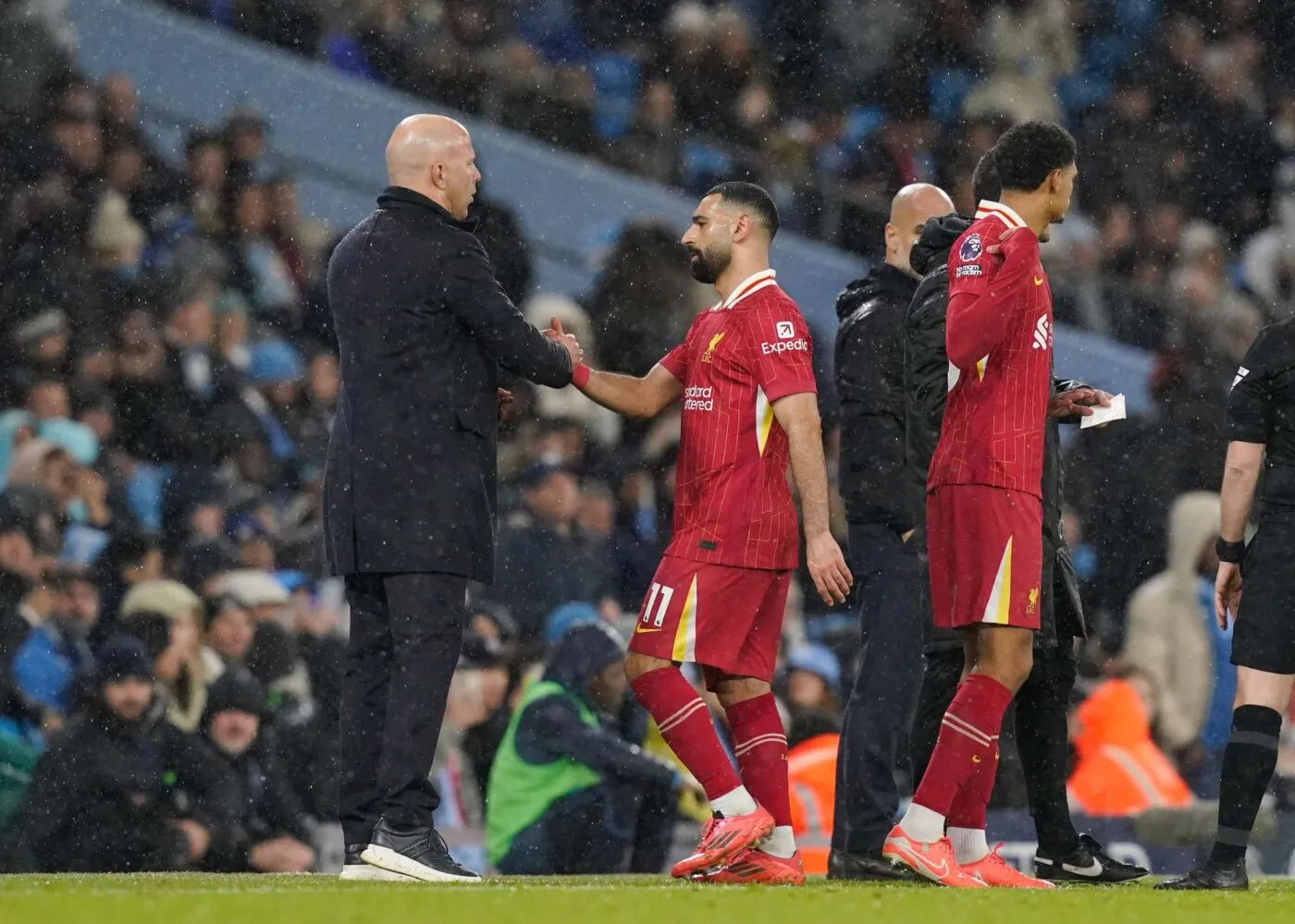 Arne Slot vole au secours de Mo Salah