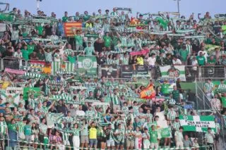Quand l'ancien président de l'Espanyol se bat avec des fans du Betis