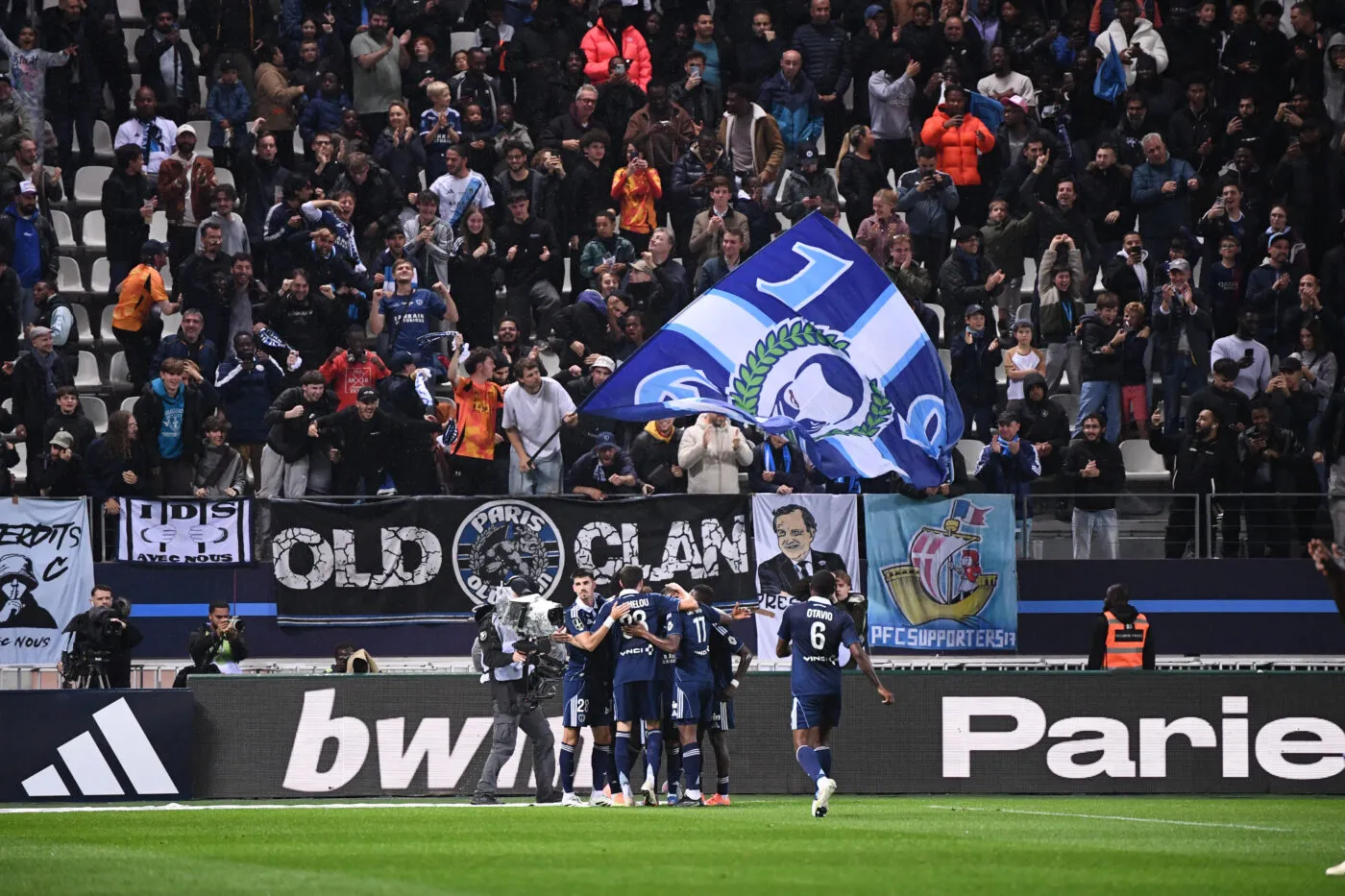 Une tribune pour les enfants de 5 ans au Paris FC