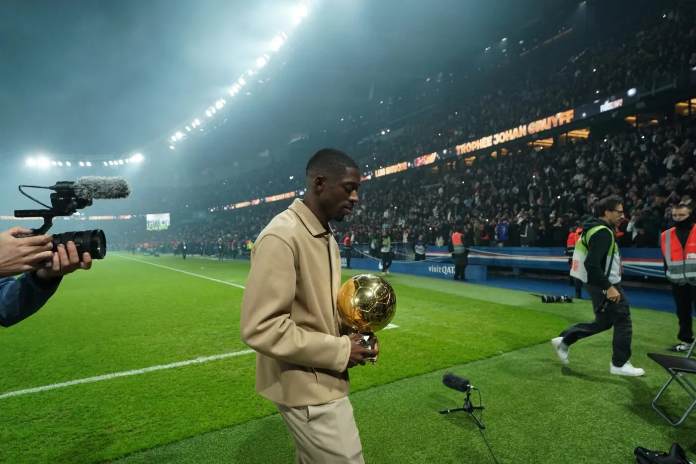 Le clan d’Ousmane Dembélé gourmand auprès du PSG après le Ballon d’or ?
