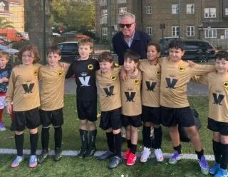 Le groupe culte Madness sponsorise un club de... U8