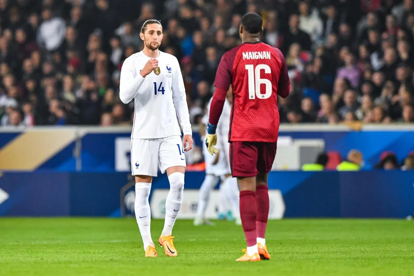 Match délocalisé : Mike Maignan soutient Adrien Rabiot