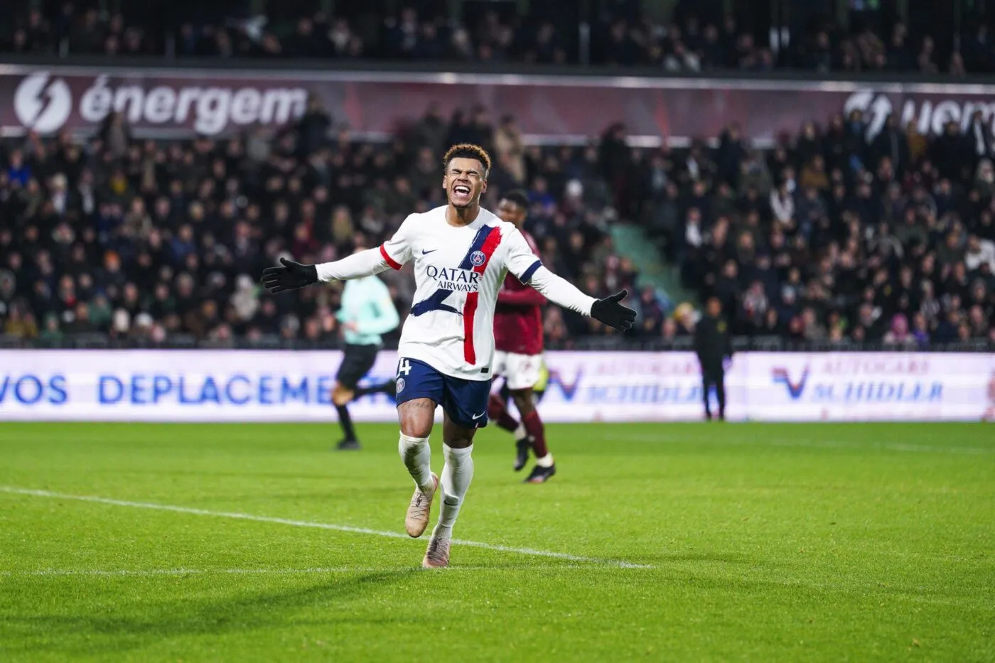 Bousculé, le PSG s’en sort à Metz