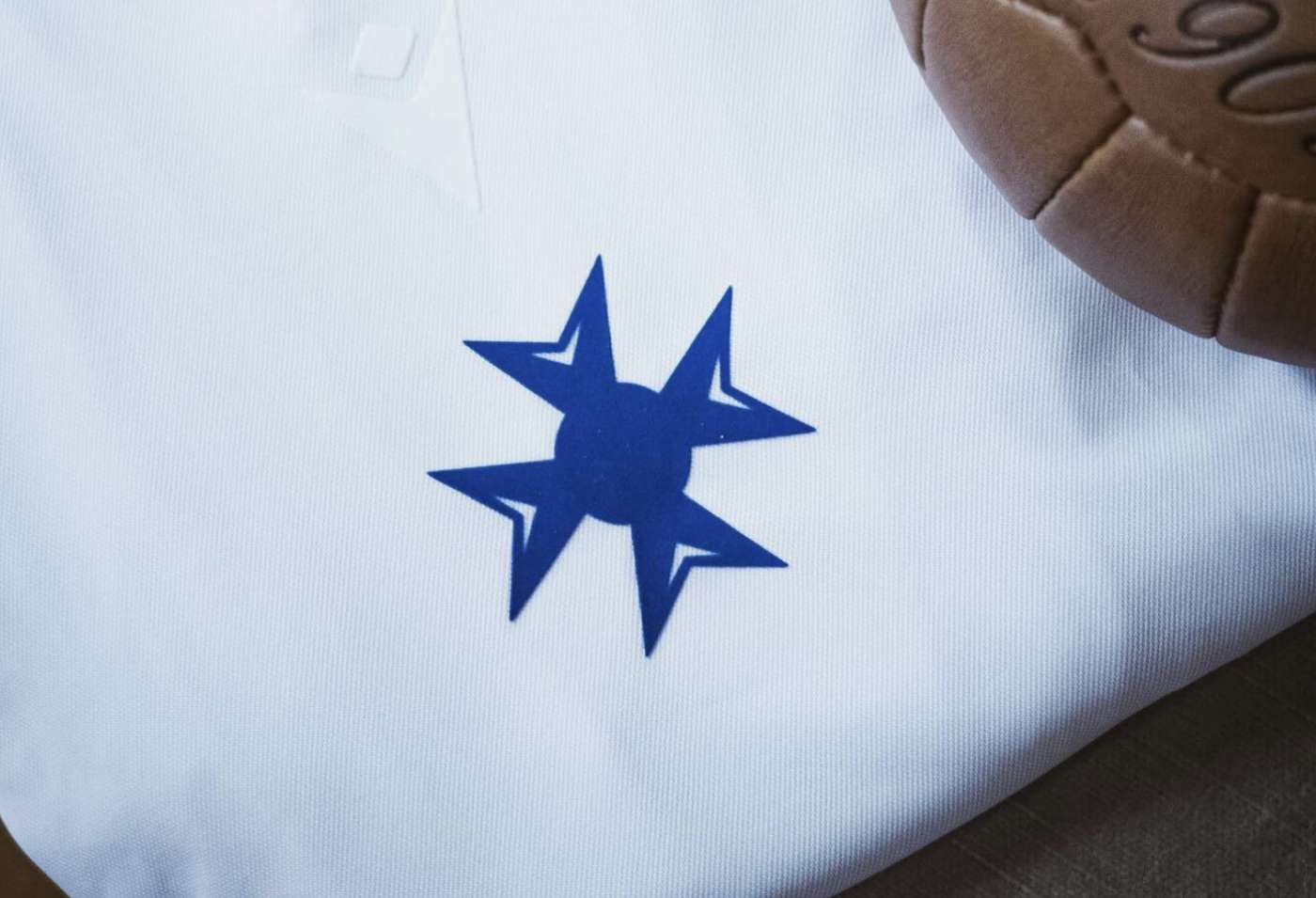 Le maillot anniversaire de l&rsquo;AJ Auxerre sent-il le pain chaud qui sort du four ?