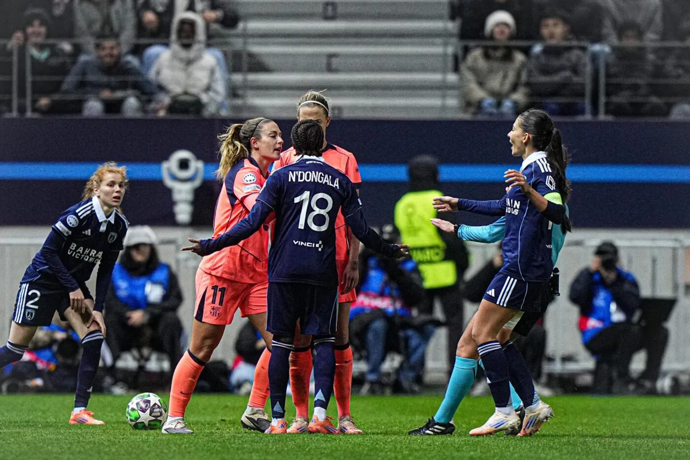 Le grand Barça trop fort pour le Paris FC, les Lyonnes croquent l'Atlético