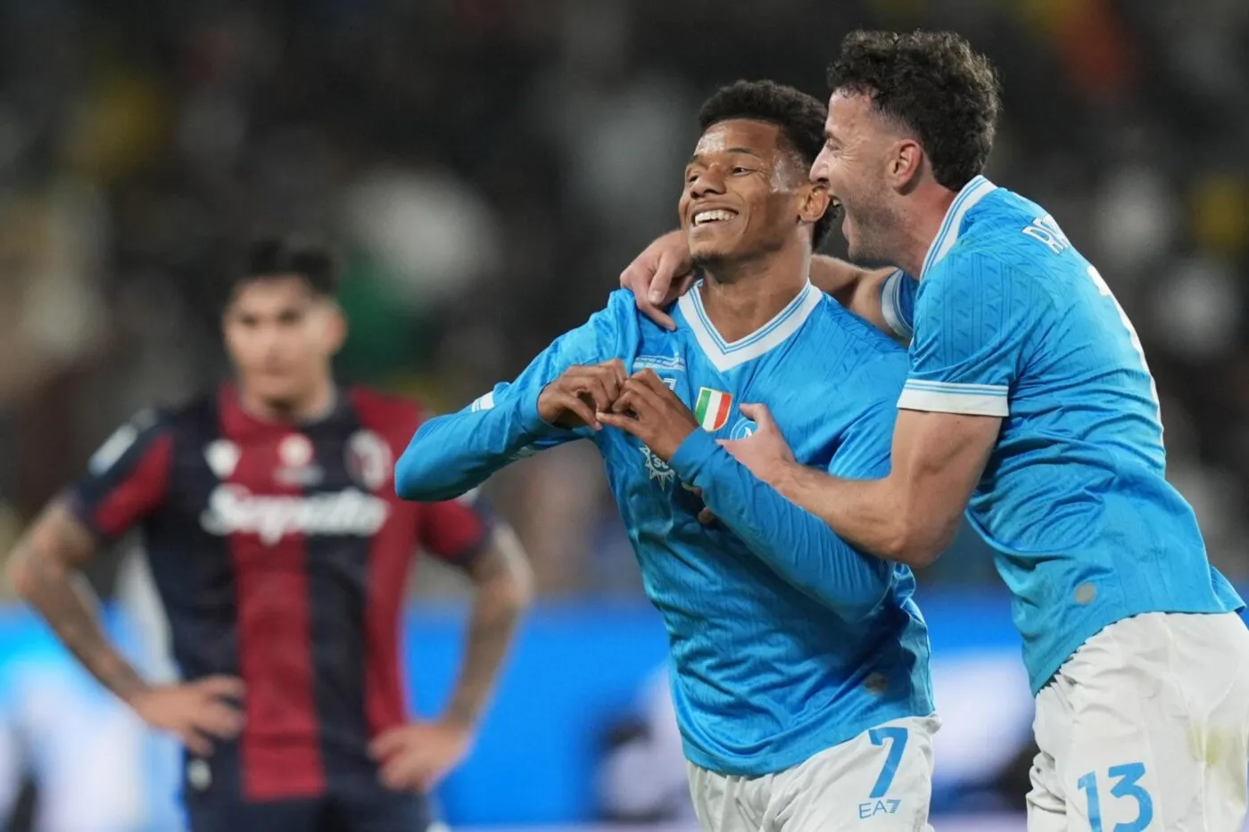 Naples cuisine Bologne et remporte la Supercoupe d’Italie 