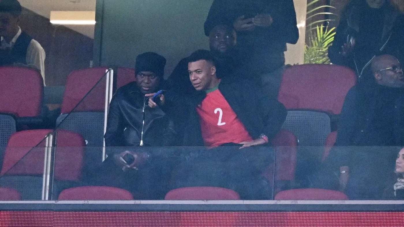 Kylian Mbappé assiste à Maroc-Mali avec le maillot de Hakimi