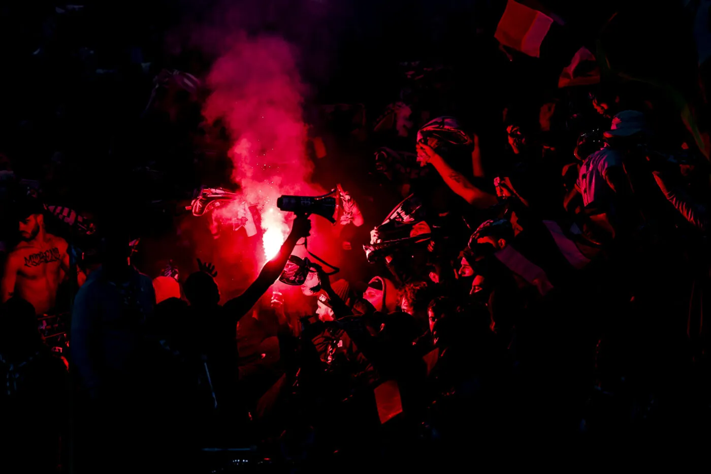 Une quarantaine de supporters parisiens interpellés après des craquages de fumigènes face à la tour Eiffel