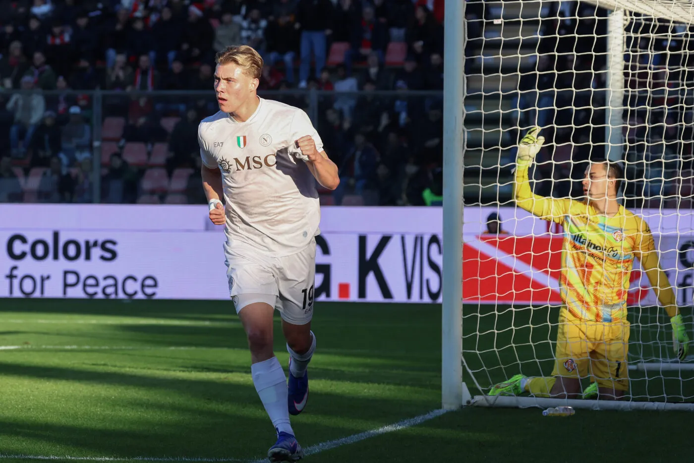 Grâce à Højlund, Naples remet la pression sur Milan 