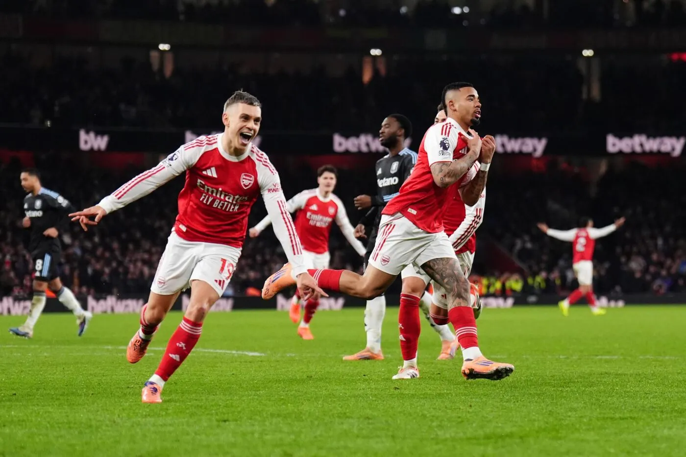 Arsenal fait le show contre Villa, Manchester United accroché par les Wolves