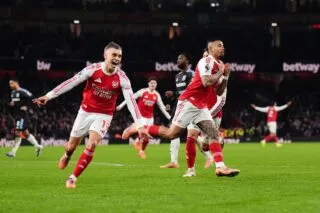 Arsenal fait le show contre Villa, Manchester United accroché par les Wolves