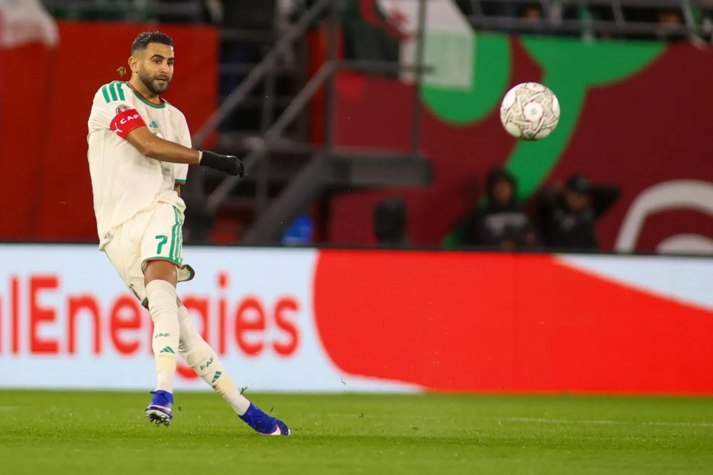 Des supporters congolais chambrent Riyad Mahrez au pied de l'hôtel de l'Algérie