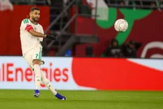 Des supporters congolais chambrent Riyad Mahrez au pied de l'hôtel de l'Algérie